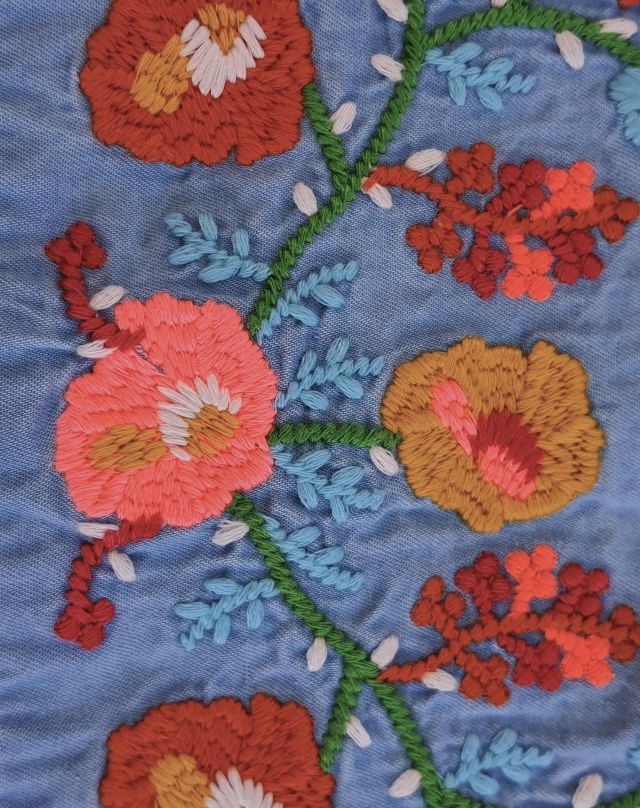 If you look closely at this machine embroidery by @nextofficial, you’ll see that thick embroidery threads have been used. This is because machine embroidery is charged by the number of stitches. Using thicker threads means less stitches are needed. #mytrainedeyewovens