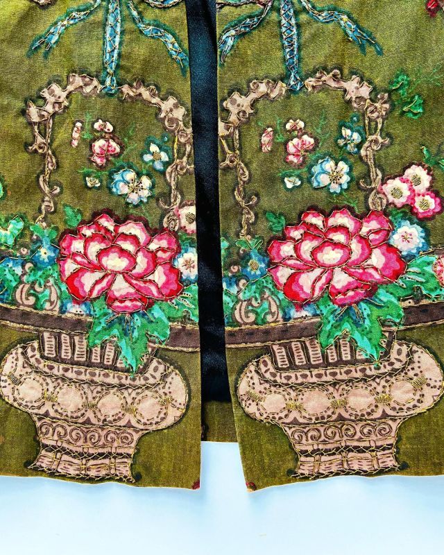 Here is an example of how hand embroidery can be used to accentuate a print, which has been matched across the centre front of this unbranded, vintage jacket. #wovens #mytrainedeyewovens