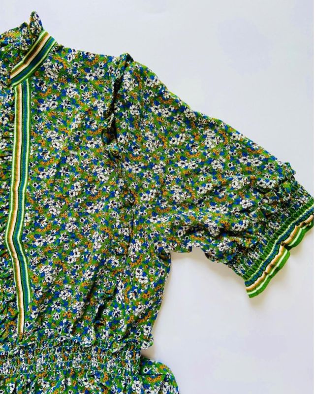 A stripe panel is printed at determined intervals within the floral print on this Max Studio garment. This is an effective way to incorporate a stripe border; it can also be cut and used to trim around curved edges. #wovens #mytrainedeyewovens