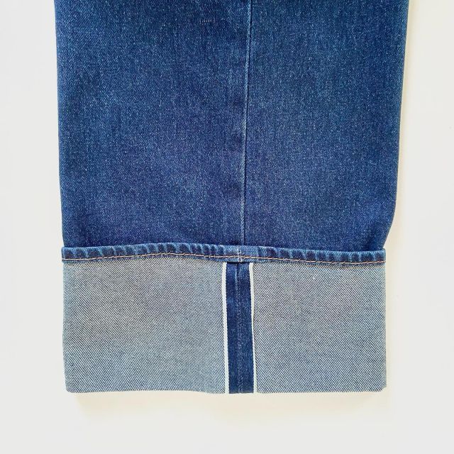 Selvedge Denim is woven on narrow looms as shown on these @marksandspencerstyle Autograph straight leg jeans. The selvedge is used in the jean construction, usually on the outside leg seam. The jeans are often styled with a turn up so that the selvedge can be seen. #wovens #mytrainedeyewovens