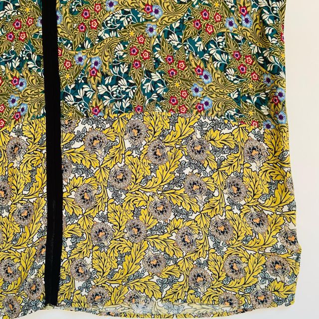 This @zara garment shows an example of reactive printing. The cloth has 100% print coverage that does not fully transfer to the reverse of the garment. #mytrainedeye #Zara #reactiveprint #printedfashionfabrics #reactiveprinting #wovens #mytrainedeyewovens