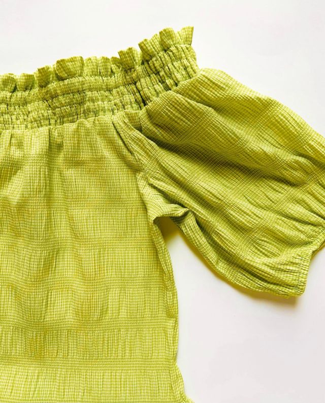 This @shopmatalan garment uses rows of elastane to pull the cloth in and give a seersucker appearance. Traditional seersucker is woven with a series of differential warp tensions for different groups of warp ends. This creates the puckering effect. It is a slow and expensive process. #mytrainedeye #shopmatalan #seersuckerfabric #seersuckertop #wovens #mytrainedeyewovens