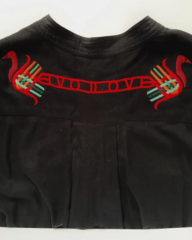 This @tallulahandhope dress has been placement embroidered. The dress panels are cut and then sent for embroidery before the garment is stitched together.
#mytrainedeye #tallulahandhope #embroidereddress #wovens #productdevelopment