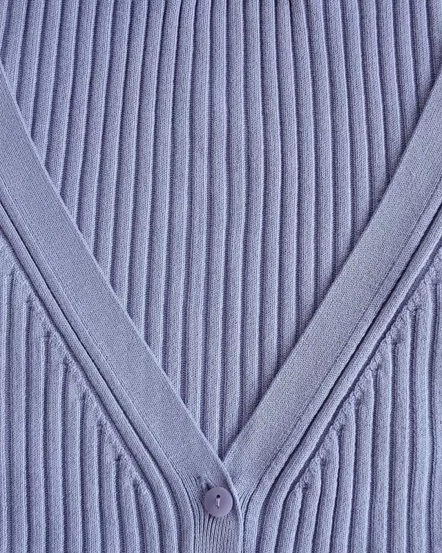This @hm fully fashioned cardigan has an all needle strapping placket, which is knitted to width required. It is then attached to the body front, by random linking. 
This is the cheapest placket to apply to fully fashioned knitwear, as it uses random linking, which is the cheapest linking method.
#mytrainedeye #productdevelopment #trainingcourse #knitwear #hm #ribbedcardigan