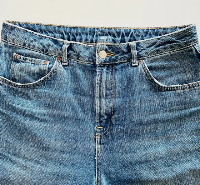 The waistband of these @topshop jeans has been cut on the bias. This gives more stretch than cutting it on the straight grain and leads to a more comfortable and flattering fit.
 
#mytrainedeye #productdevelopment #trainingcourse #topshop #denim #wovens