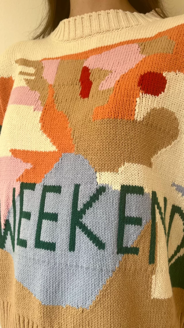 This @maxmara knit uses different patterning techniques to achieve its pattern.
#mytrainedeye #productdevelopment #trainingcourse #knitwear #pictureknits #patternedknit