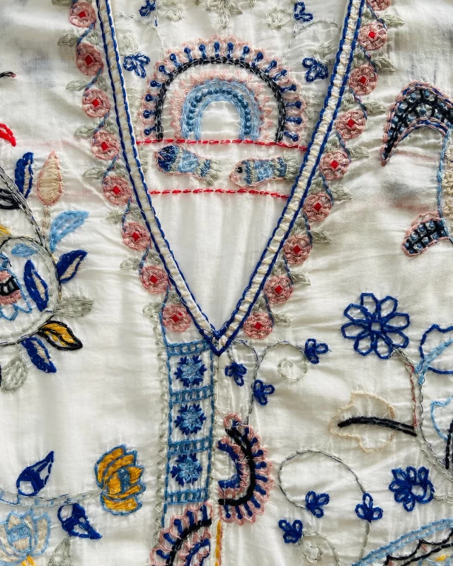 This @zara top has been embroidered on cut pieces. The fabric has been cut before being embroidered to give the clear edging.
This is done when specific design elements such as embroidery on the edge of a neckline, requires precise positioning, as shown in the image. 
#mytrainedeye #productdevelopment #trainingcourses #trainingcourse #zara  #embroidered #wovens