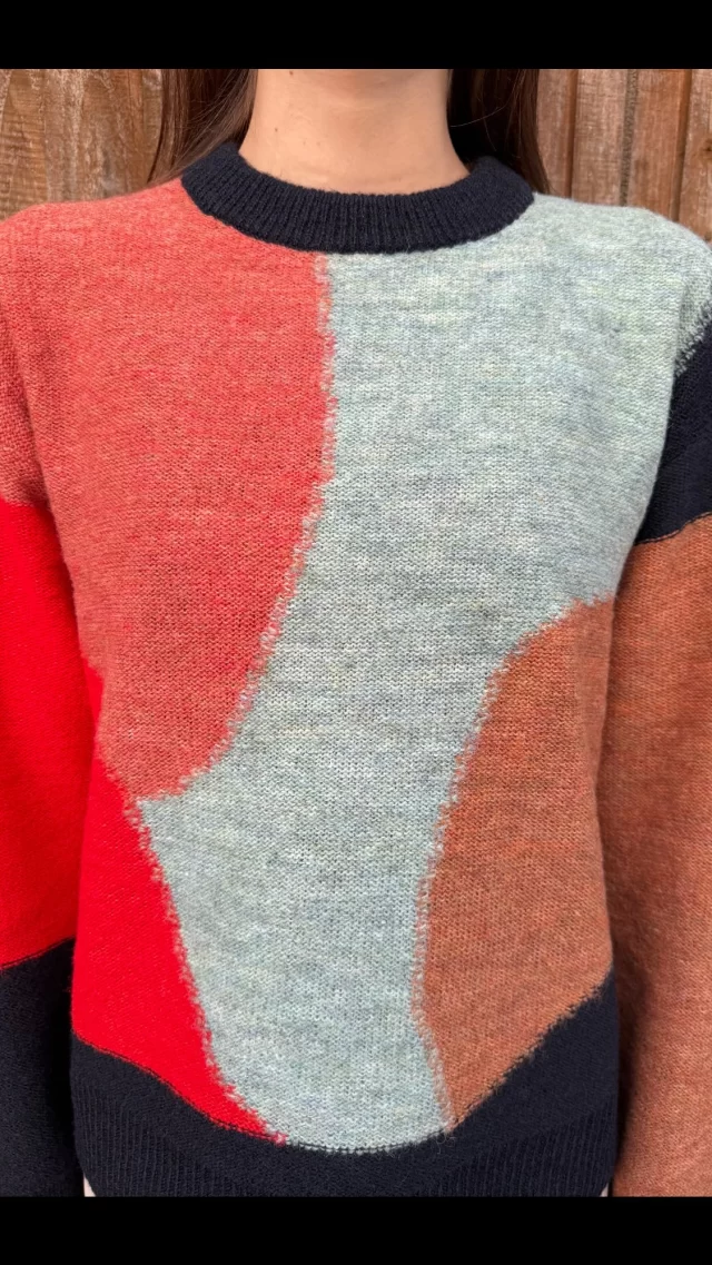 How has @whitestuffuk achieved the subtle blend of one patterning colour to the next?
#mytrainedeye #trainingcourse #trainingcourses #productdevelopment #knitwear #abstractknit #intarsia