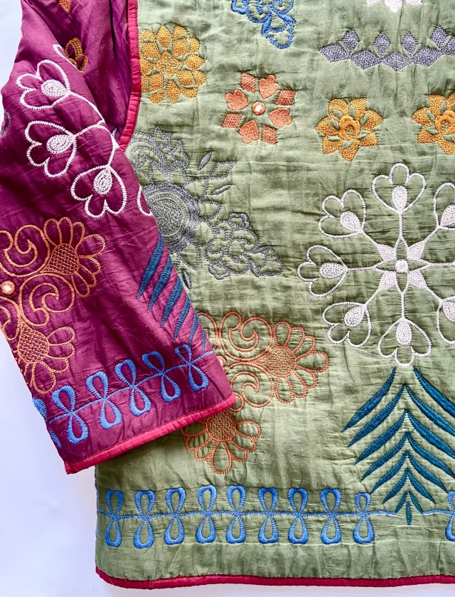 This @zara quilted jacket has been placement embroidered so that the embroidery falls in a precise position.
You can see this around the cuff and the precise positioning of the motifs. 
 
#mytrainedeye #productdevelopment #trainingcourse #trainingcourses #zara #embroidered #quiltedjacket #wovens