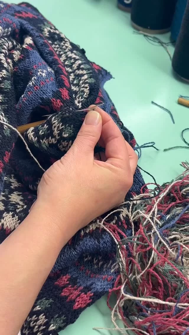 Watch the skilled job of hand repairing knitwear produced at the factory!
#mytrainedeye #productdevelopment #trainingcourse #behindthescenes #knitwearfactory
