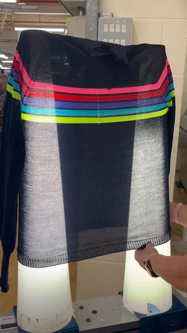 Checking quality before pressing: behind the scenes at the knitwear factory.
#mytrainedeye #productdevelopment #trainingcourse #behindthescenes #knitwearfactory